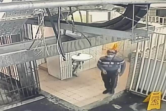 張姓慣竊進公廁變裝成深色長褲。(讀者提供／劉秀芬台南傳真)