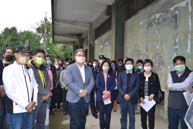 新北市土城司法园区预计明年开始区域徵收，立委吴琪铭今邀集法务部、内政部等官员到场现勘，现场有部分地主抗议，不满政府徵收用地。（蔡雯如摄）