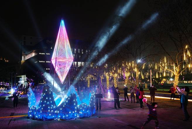 「映动台中．光织大里」灯会，23日晚上7点在大里运动公园中央廊道点灯，精采的灯光秀，照亮长达500公尺的灯光廊道。（黄国峰摄）