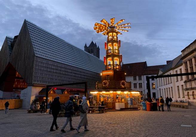 比利時已宣布關閉室內耶誕市集、電影院等防疫措施。（圖／美聯社）