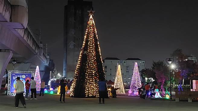 员林市公所明晚将举办平安夜晚会，今晚员林铁路谷仓旁9公尺高的圣诞树和周边灯饰抢先试灯，吸引许多民眾驻足欣赏。（谢琼云摄）