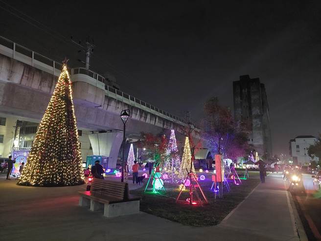 员林市公所明晚将举办平安夜晚会，今晚员林铁路谷仓旁9公尺高的圣诞树和周边灯饰抢先试灯，吸引许多民眾驻足欣赏。（谢琼云摄）