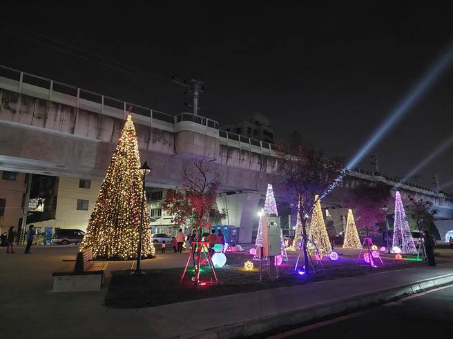 员林市公所明晚将举办平安夜晚会，今晚员林铁路谷仓旁9公尺高的圣诞树和周边灯饰抢先试灯，吸引许多民眾驻足欣赏。（谢琼云摄）
