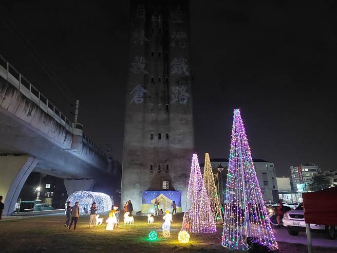 员林市公所明晚将举办平安夜晚会，今晚员林铁路谷仓旁9公尺高的圣诞树和周边灯饰抢先试灯，吸引许多民眾驻足欣赏。（谢琼云摄）