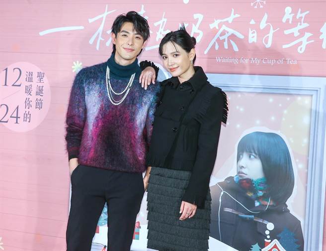 电影男女主角连晨翔（左）、吴子霏出席首映会跟粉丝问好。（粘耿豪摄）