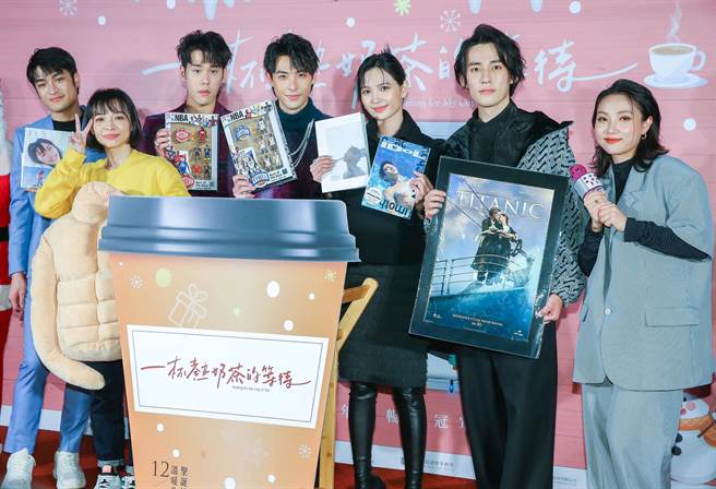 演员们各个秀出收到的耶诞礼物，每个礼物都有意涵。（粘耿豪摄）