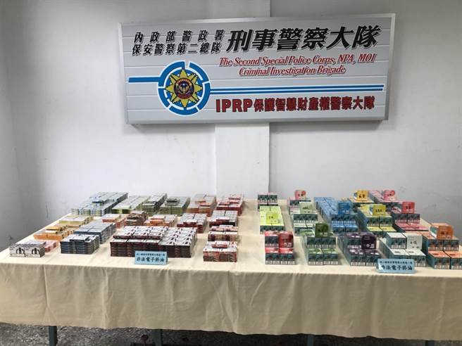 警方查获电子菸、电子菸油等证物。（警方提供）