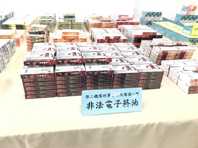 警方查获电子菸、电子菸油等证物。（警方提供）