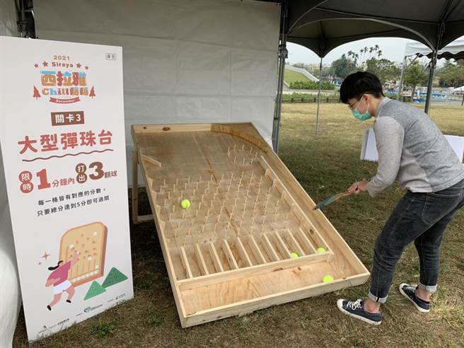 12月25、26日登场的草原童玩节，有巨大古锥的古早味童玩闯关活动。(西拉雅国家风景区管理处提供／刘秀芬台南传真)