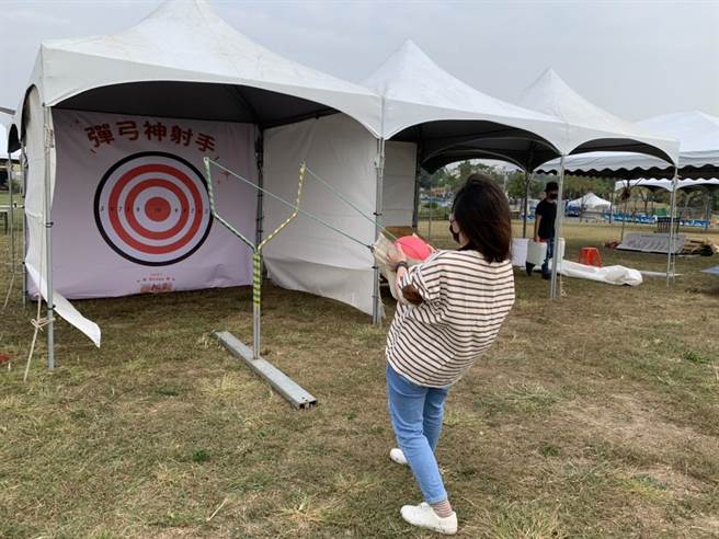 12月25、26日登场的草原童玩节，有巨大古锥的古早味童玩闯关活动。(西拉雅国家风景区管理处提供／刘秀芬台南传真)