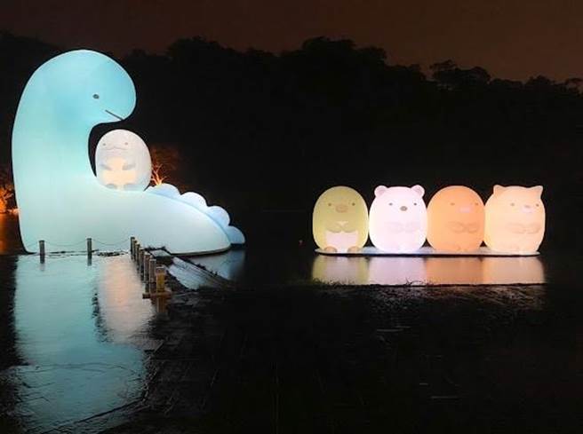 新北市觀光旅遊局23日晚間舉辦2021碧潭地景裝置點燈儀式，今年以風靡全世界的「角落小夥伴」為主題。（新北市觀旅局提供／葉書宏新北傳真）