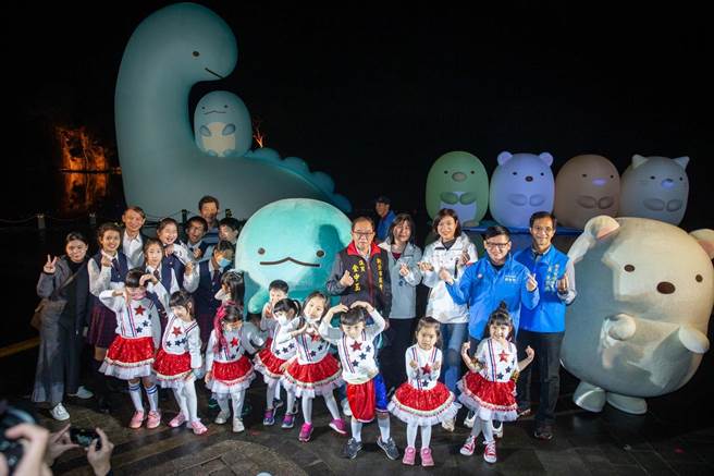 新北市觀光旅遊局23日晚間舉辦2021碧潭地景裝置點燈儀式，今年以風靡全世界的「角落小夥伴」為主題。（新北市觀旅局提供／葉書宏新北傳真）