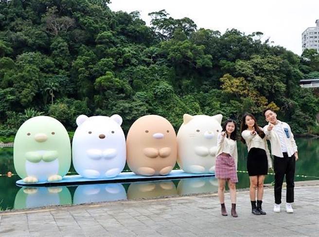 新北市觀光旅遊局23日晚間舉辦2021碧潭地景裝置點燈儀式，今年以風靡全世界的「角落小夥伴」為主題。（新北市觀旅局提供／葉書宏新北傳真）