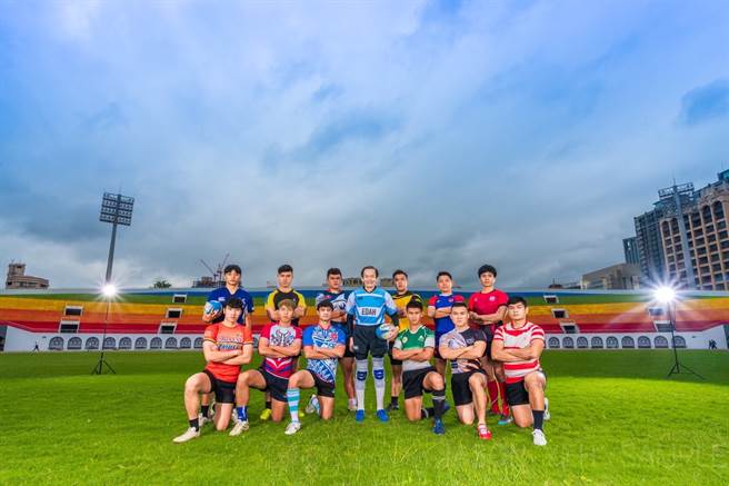 义大医院院长杜元坤(中)自掏腰包举办元坤杯七人制大专橄榄球邀请赛。(杜元坤提供)