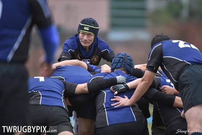 义大医院院长杜元坤(中)本身就是橄榄球运动员，热爱橄榄球的他，主办了元坤杯七人制大专橄榄球邀请赛。(黄圣凯摄影提供)