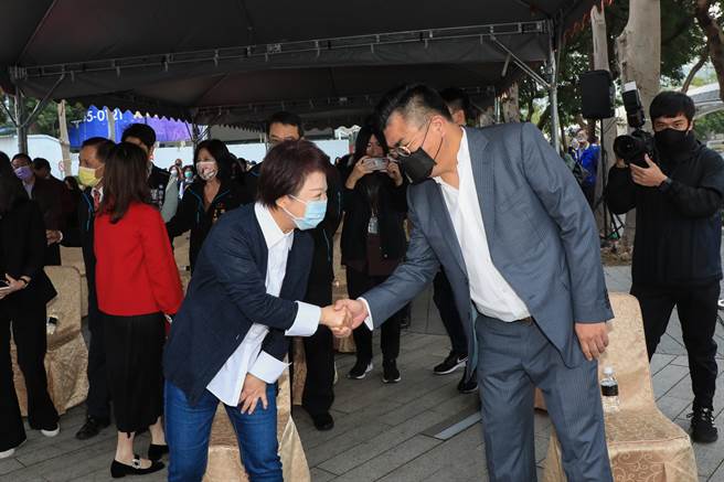 台中市长卢秀燕感谢亲家集团董事长张钧豪，善尽企业社会责任参与，未来市府将持续寻求合适地点，鼓励厂商设置。（卢金足摄）