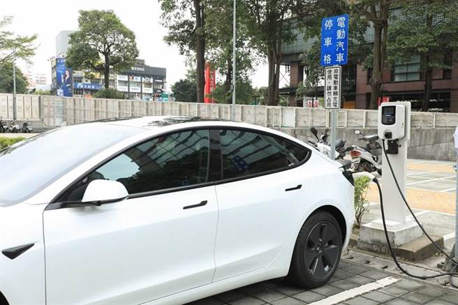 台中市政府与亲家能源公司携手推动智慧能源管理系统併网，建构低碳生活城市示范计画。（卢金足摄）