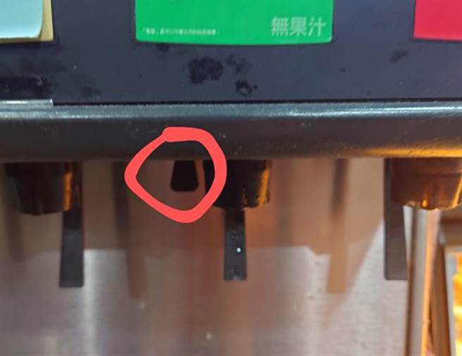 原PO發現汽水機藏有一神秘拉桿，按出竟是氣泡水，讓她十分驚喜。（圖／翻攝自PTT）