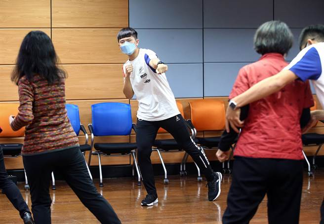 體超全人運動團隊的昱輝老師帶著長輩們，用簡單有趣的動作，搭配耳熟能詳的輕快老歌金曲，帶著長輩一起有氧動健康。（鄧博仁攝）