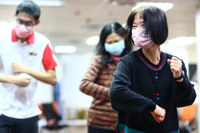 用簡單有趣的動作，搭配耳熟能詳的輕快老歌金曲，帶著長輩一起有氧動健康。（鄧博仁攝）