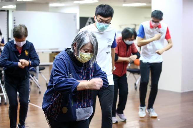 體超全人運動團隊的昱輝老師帶著長輩們，用簡單有趣的動作，搭配耳熟能詳的輕快老歌金曲，帶著長輩一起有氧動健康。（鄧博仁攝）