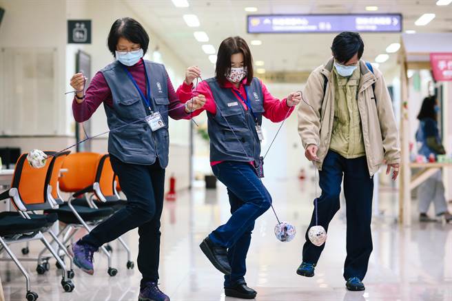 看似簡單的手做紙球，運動起來對大腦來說並不簡單，可以訓練到身體協調性與肌肉運動。（鄧博仁攝）