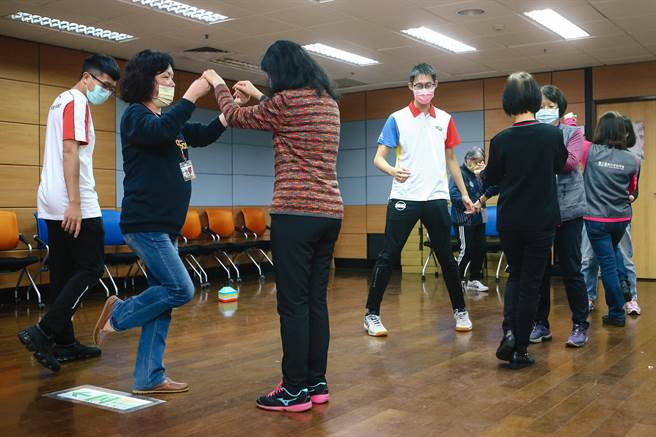 平衡與防跌很有關係！體超全人運動團隊的柏銓老師透過簡單的互動小遊戲，讓長輩訓練到平衡感。（鄧博仁攝）