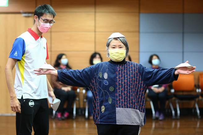 平衡與防跌很有關係！體超全人運動團隊的柏銓老師透過簡單的互動小遊戲，讓長輩訓練到平衡感。（鄧博仁攝）