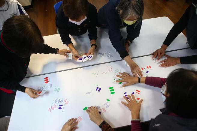 桌遊在體超全人運動團隊的小孟老師手上不只是遊戲，可以帶著長輩一起用到專注力、記憶力，還有手眼協調與社會互動，全面一起提升長輩認知功能。（鄧博仁攝）