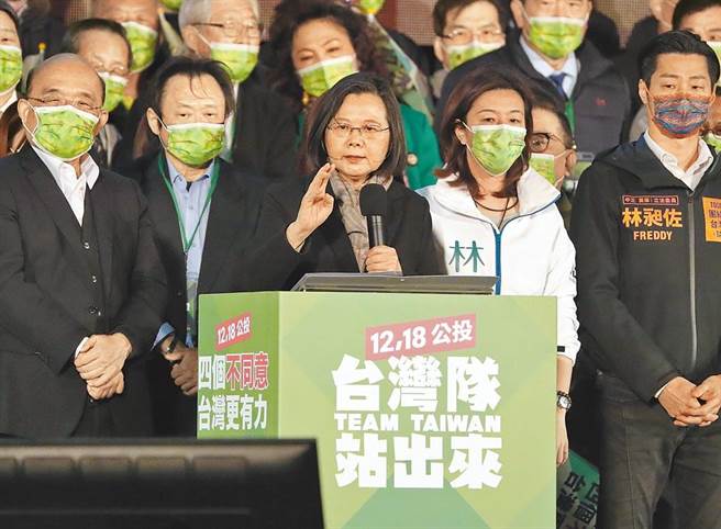 四大公投后第一天，总统蔡英文召集高层讨论县市合併等问题，地方版图与政党派系势力将重新洗牌。图为蔡英文总统（中）在公投前一天台北晚会上宣讲政策及理念。（本报资料照片）