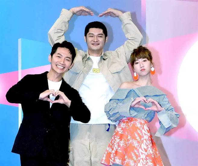 蔡昌憲(左)和瑪麗搭檔華視跨年晚會，當晚LEO王（中）擔任演唱嘉賓。（華視提供）