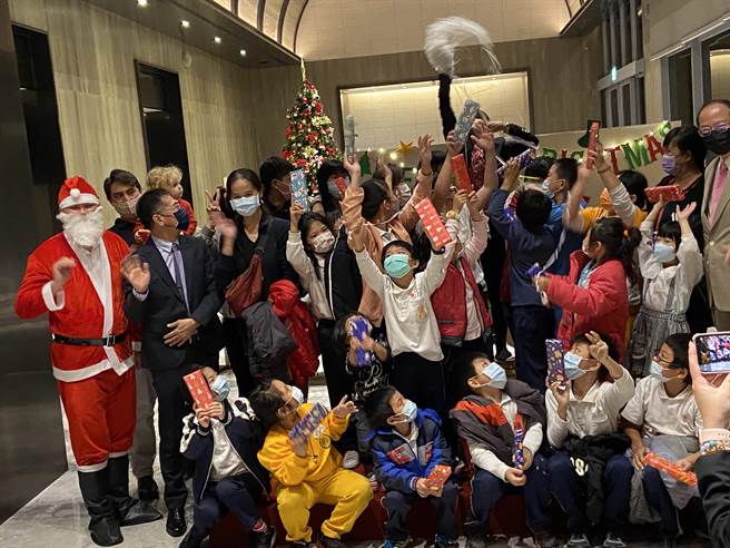 台中顺天环匯酒店，秉持「企业永续经营」理念，将「成就最适合旅人的家」的品牌精神衍生，连续四年为一粒麦课辅班的师生举办慈善耶诞餐会。（卢金足摄） 
