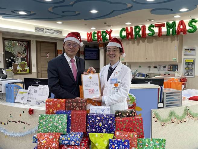 顺天环匯酒店致赠211份礼物给住院儿童，由中国医药大学儿童医院院长王志尧代表接赠。（顺天提供／卢金足台中传真）