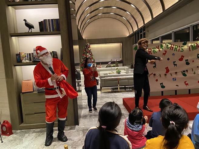 耶诞老人出现分送礼物，全场小朋友嗨翻天。（卢金足摄）