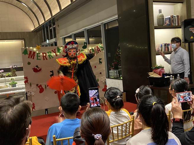 台中顺天环匯酒店23日晚上举办慈善耶诞餐会，安排应景的耶诞老人与课辅班学童互动，也邀请来自世界各国的饭店长期住客及其家人共襄盛举，一同提前欢度耶诞佳节。（卢金足摄）