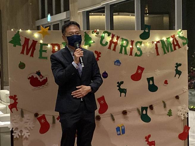 顺天建设总经理林丙申表示，耶诞慈善晚会为与会的一粒麦课辅班学童，赠送由饭店营运团队精心准备的耶诞礼物，也特别安排川剧变脸、魔术等精彩表演。（卢金足摄）