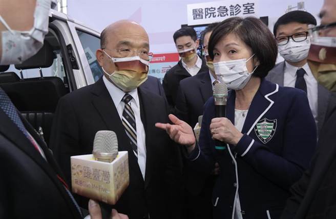 响应政府5G计画，远传电信总经理井琪(图右)宣示2022远距诊疗将遍及14县市、50乡镇，图左为行政院长苏贞昌。图／远传电信提供