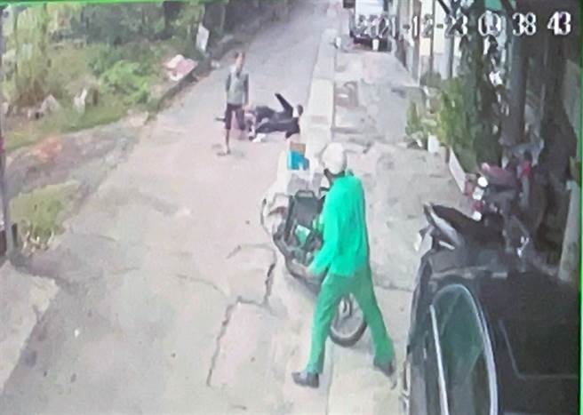 在一旁愣住的邮差发现比特犬向他衝来。（民眾提供）