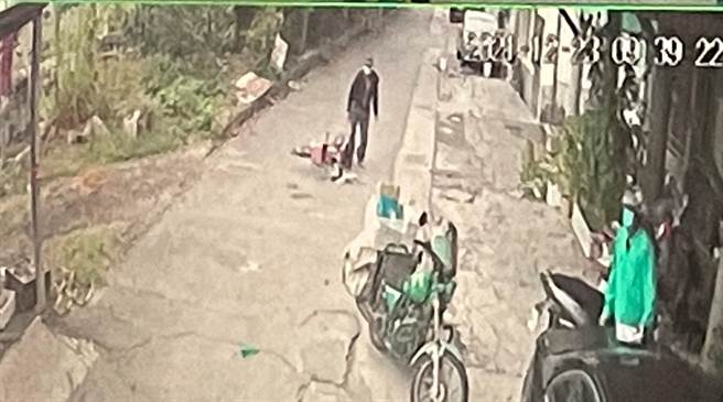 骑单车的老人家（远处）被咬伤小腿。（民眾提供）