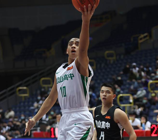 松山高中高一好手林现惟攻下HBL生涯单场30分，助队在复赛第2场击败泰山高中。（高中体总提供）