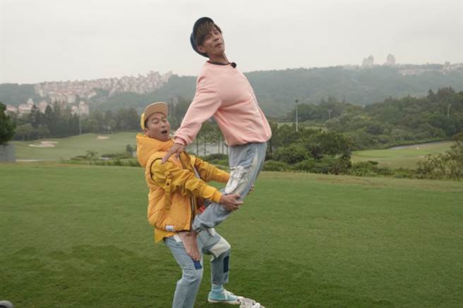 浩子跟阿翔示范「幸福的姿势」。（民视提供）