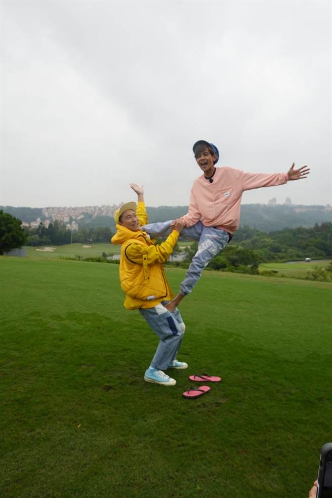 浩子跟阿翔示范「幸福的姿势」。（民视提供）