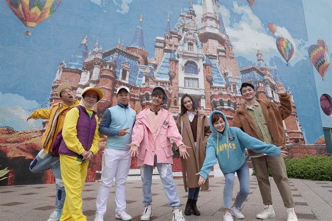 浩角翔起、篮篮、郭婷筠与彭正，日前带大家到桃园杨梅体验婚礼摄影师的一日。（民视提供）