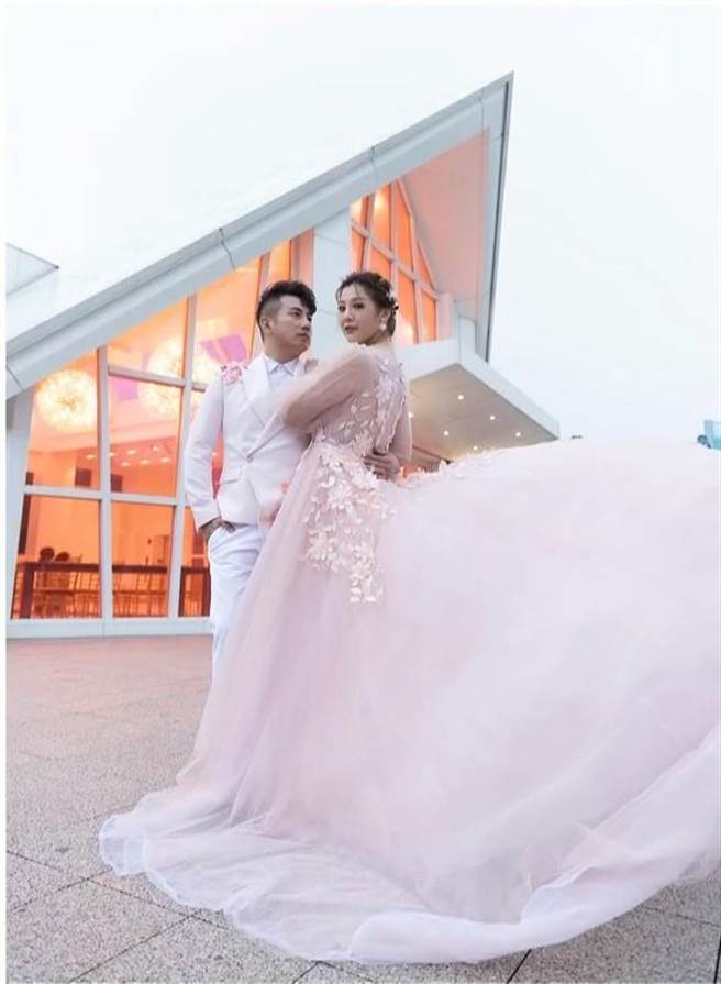 郭婷筠与彭正换上正式的礼服，让职人韩森亲自操手拍摄。（民视提供）