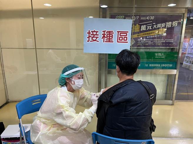 台中市疫苗首打族贈200元禮券，市府將再延2周至明年1月7日。(台中市政府提供)