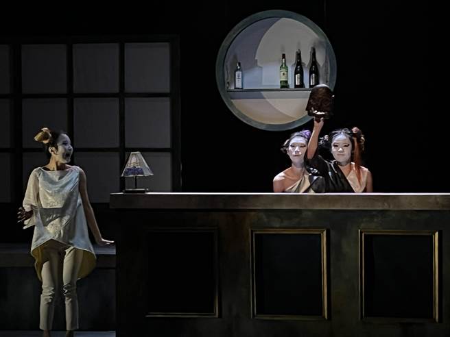 将日本作家宫部美幸作品〈和尚的壶〉、〈哭泣童子〉搬上舞台，晓剧场推出作品《之间》。（晓剧场提供）