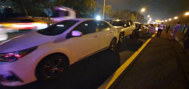 國道1號北向188.1公里，發生連環車禍，造成嚴重回堵。（民眾提供／吳敏菁彰化傳真）