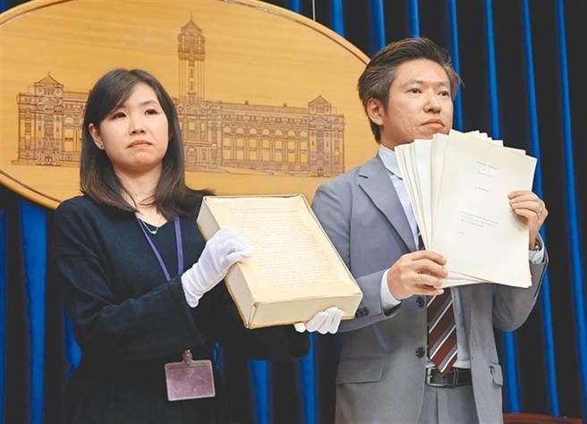 总统府于2019年9月23日召开记者会，出示总统蔡英文的伦敦大学博士论文原稿。（本报资料照片）