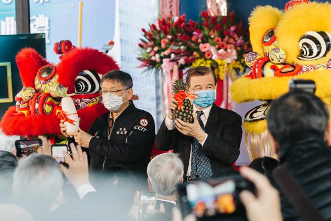 台北生技园区是全台首件聚焦生技产业发展的BOT开发案，由东元集团旗下世康开发斥资50亿元建造经营，兴建地上17层、地下3楼的生技产业园区；台北市长柯文哲（左）23日与世康开发董事长黄茂雄（右）主持上梁典礼。(郭吉铨摄)