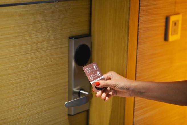 艺人弹头提及的「王朝903轻生」事件真有其事，一名红衣女子在房内轻生，诡异的是饭店同时突然跳电。（示意图，达志影像/shutterstock）
